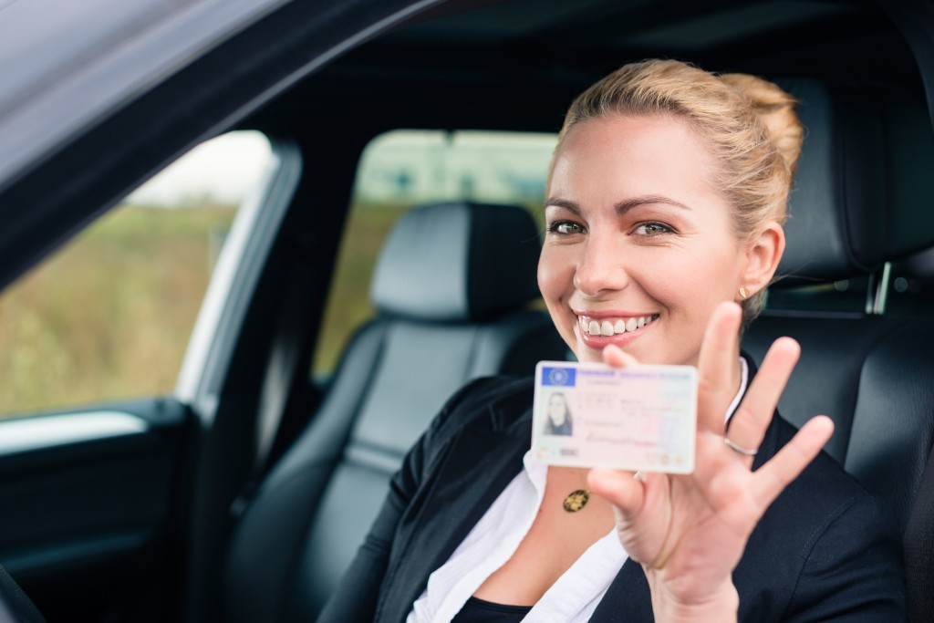 Frau am Steuer zeigt ihren Führerschein – Cannabispatienten und Straßenverkehr
